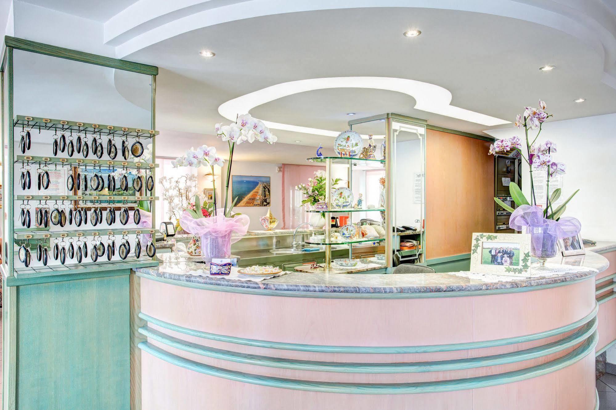 Hotel Oregon ริมินี ภายนอก รูปภาพ